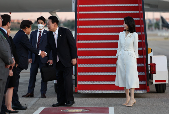 윤석열 대통령과 김건희 여사가 북대서양조약기구(나토) 정상회의 참석을 위해 27일(현지시간) 스페인 마드리드 바라하스 국제공항에 도착, 영접 인사들과 인사하고 있다.<연합뉴스>
